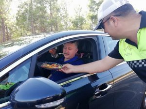Trafik polislerinden sürücülere kolonya ve bayram şekeri
