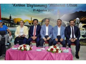 Diyarbakır protokolü vatandaşlarla bayramlaştı