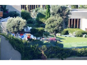 Cem Yılmaz’ın, sevgilisi Samyeli ve oğlu Kemal ile havuz keyfi