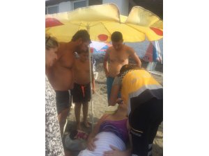Karaburun plajında yüzen kadın son anda cankurtaran tarafından kurtarıldı
