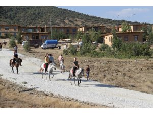 Sanatçıların köyünde rahvan atlar yarıştı