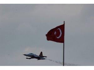 Türk Yıldızları’nın gösterisi nefes kesti