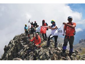 Adanalı dağcılar Kaçkar Dağı zirvesine çıktı