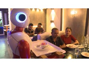 Nepal’de garsonların yerini robotlar aldı