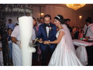 Gelin ve damat yeniçerilerle salona girdi