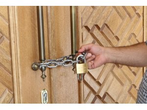 Hırsızlıktan bıkan cemaat caminin kapısına zincir vurdu