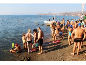 Bodrum’a 1 mil uzaklıktaki adaya yüzerek ulaşıp, dev Türk bayrağı açtılar