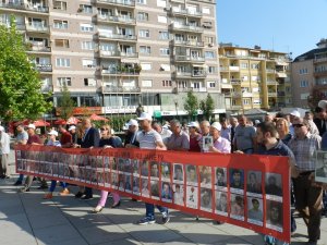 Kosovalılar Dünya Kayıp Kişiler Günü’nde yürüdü
