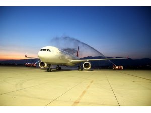Koca Seyit Havalimanı en büyük misafirini ağırladı Airbus A330 su köprüsü ile karşılandı