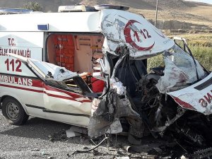 Van'da tır ile ambulans çarpıştı: 4 yaralı