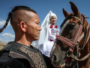 Kırgız kültürü ekmek kapıları oldu