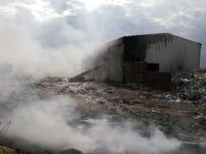 Karaman’da katı atık ayrıştırma tesisindeki çöpler yandı