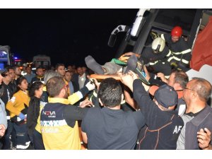 Sınır dışı edilecek mültecileri taşıyan otobüs devrildi: 17’si polis 41 yaralı