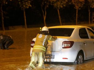 İstanbul'da yağış nedeniyle araçlar mahsur kaldı