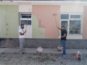 Öğretmenler görev yaptıkları okulu boyadı