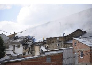 Gümüşhane’de ev yangını: 3 evde maddi hasar oluştu