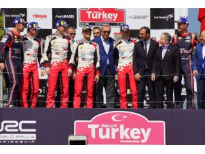 Şampiyonlar kupalarını Cumhurbaşkanı Erdoğan’ın elinden aldı