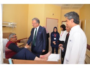 Rektör Akın Levent, hastaları ziyaret etti