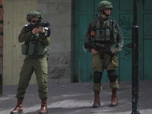 İsrail güçleri 10 Filistinliyi gözaltına aldı