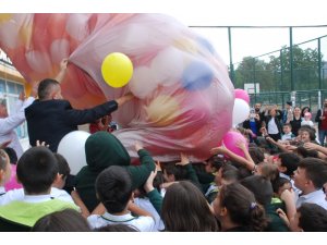 Yüzlerce balonu okulun bahçesine boşalttılar