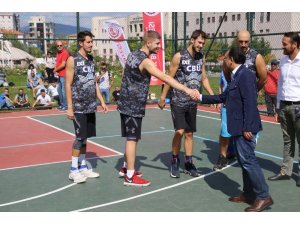Uşak’ta sokak basketbolu turnuvasında kupalar sahiplerini buldu