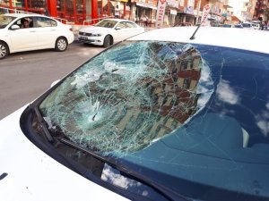 Eski MHP milletvekiline arabanın çarpma anı kamerada