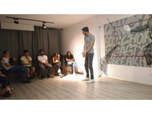 Oyuncu Çağrı Öztürk İzmir’de oyuncu adayları yetiştiriyor