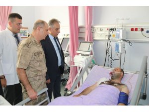 Vali Toprak, yaralı askeri ziyaret etti