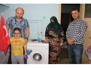 Yokluk içindeki Türkmen annenin evine 15 bin liralık eşya bağışladılar