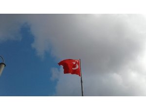 İzmit Belediyesi, kentteki Türk bayraklarını yeniledi