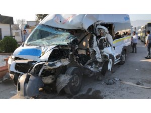 Kırmızı ışıkta duramayan servis minibüsü 2 araca çarptı:7 yaralı