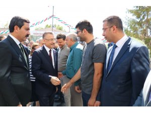 Cumhurbaşkanı Yardımcısı Oktay, Bakan Pekcan ile birlikte Türk bayrağı logolu aşure dağıttı