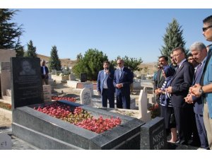 Cumhurbaşkanı Yardımcısı Oktay ve AK Parti teşkilatı, Neşet Ertaş’ın mezarını ziyaret etti