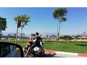 Gençlerin motosiklet üzerinde tehlikeli yolculuğu