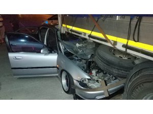 Otomobil park halindeki tırın dorsesinin altına girdi: 4 yaralı
