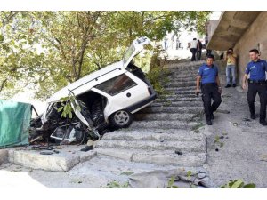 Gümüşhane’de otomobil merdivene düştü: 1 ölü