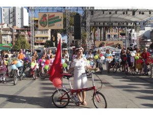 Süslü Kadınlar Bisiklet Turu’nda pedallar kadına saygı için döndü