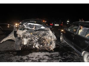 Otomobiller kafa kafaya çarpıştı: 6 yaralı