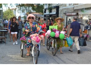 Süslü kadınlar, bisikletleri ile Alaçatı’yı renklendirdi
