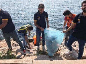 Ezeli rakip 2 takımın öğrencileri sahilde çöp topladı