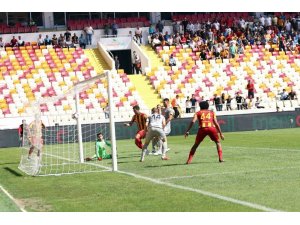 Danijel Aleksic atıyor Evkur Yeni Malatyaspor kazanıyor