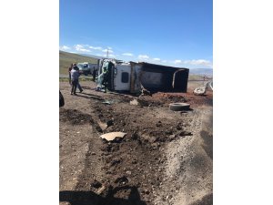 Karayolları kamyonuyla beton mikseri çarpıştı: 2 Yaralı