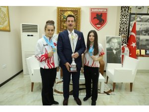 Başkan Erdoğan Tok’tan dünya şampiyonu kızlara altın