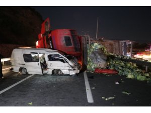 TEM’de minibüsle çarpışan lahana yüklü kamyon yan yattı: 1’i ağır 2 yaralı
