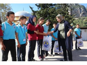 Erdemli Belediyesi’nden öğrencilere kırtasiye yardımı