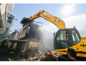 Muratpaşa’da can güvenliğini tehdit eden binalar yıkılıyor