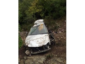 Otomobille 120 metreden uçtular, ağaçlar kurtardı: 2 yaralı