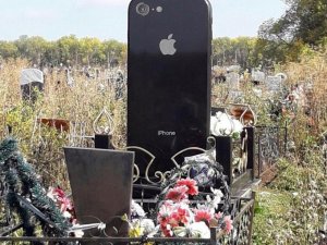 Rusya’da iPhone şeklinde mezar taşı