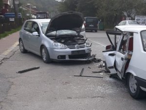 İki otomobil kafa kafaya çarpıştı: 2 yaralı