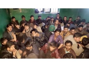 Ağrı’da bir eve hapsedilmiş 250 kaçak göçmen yakalandı, 10 şüpheli tutuklandı